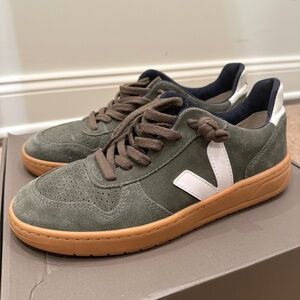 VEJA like new green V-10 sneakers sz 9